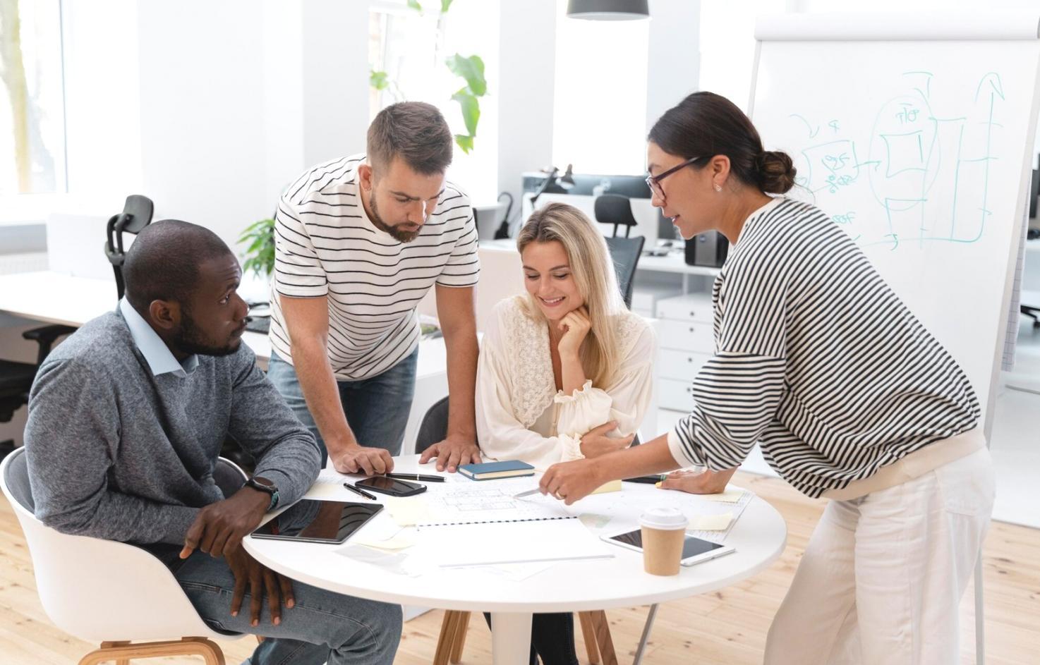 Arbeitsraum mit Tisch und Stühlen für persönliche Gespräche